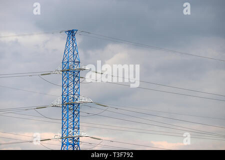 Ligne à haute tension post avec des fils électriques et des condensateurs sur fond de ciel nuageux. Ligne de transport d'électricité, alimentation Banque D'Images