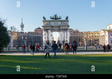 Milan, Italie - 8 mars 2019 : Triumphal Arch (Arc de la Paix) est situé sur le bord du parc Sempione au centre ville de Milan Banque D'Images