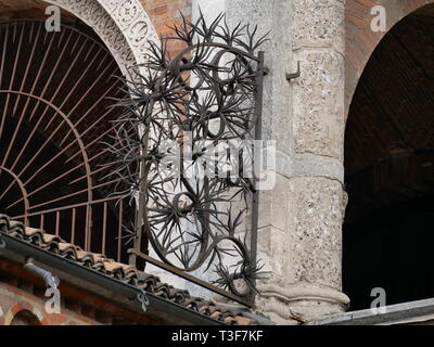 Couronne d'épines de métal en face de l'église Banque D'Images