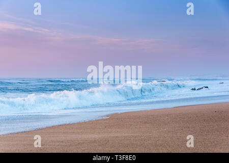 Coucher de soleil sur la mer sur la côte atlantique du Portugal près de Miramar Banque D'Images