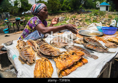 Dunga, village de pêcheurs près de Kisumu, Kenya - 8 mars 2019 - une femme vend des tilapia frit depp, le fameux poisson du lac Victoria Banque D'Images