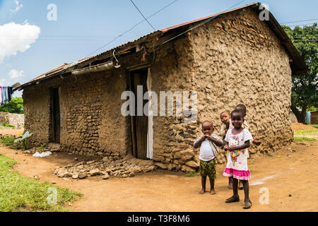 Dunga, village de pêcheurs près de Kisumu, Kenya - 8 mars, 2019 - les enfants se tiennent près de maison traditionnelle Banque D'Images