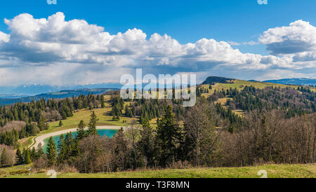 Le Jura : le Mont d'Or de la montagne vue du Morond, avec le réservoir du Morond qui est utilisé pour alimenter des canons à neige Banque D'Images