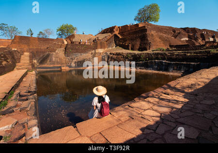 Voyageur femelle Sigiriya Rock en visite au Sri Lanka Banque D'Images