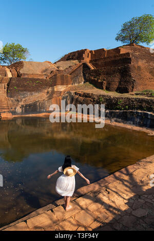 Voyageur femelle Sigiriya Rock en visite au Sri Lanka Banque D'Images