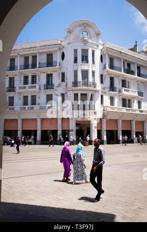 Maroc, Casablanca. Les piétons (hommes et femmes) dans le boulevard Mohammed V à l'arrière-plan, un immeuble Art Déco, vestiges du grand architecte Banque D'Images