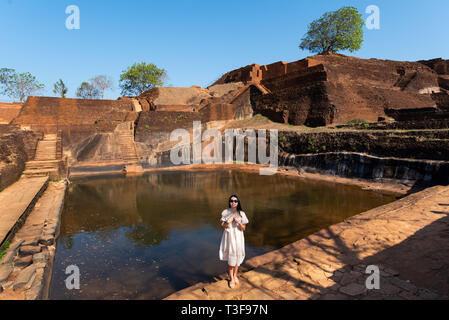 Voyageur femelle Sigiriya Rock en visite au Sri Lanka Banque D'Images