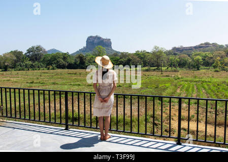 Woman vue du rocher de Sigiriya au Sri Lanka Banque D'Images