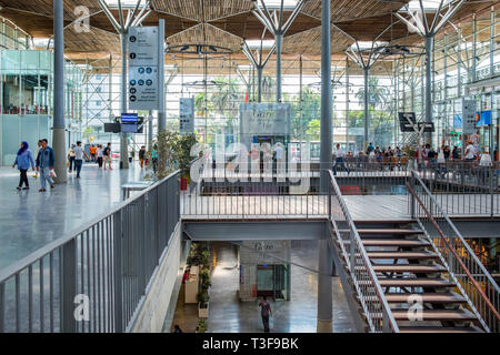 Maroc, Casablanca. Les passagers dans la nouvelle gare Casa-Port inauguré en 2014 par le Roi Mohammed VI, construit par le PRAE (Anglais : Amenagement, Rech Banque D'Images