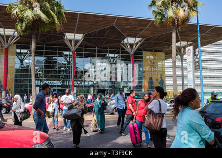 Maroc : Casablanca : Groupe de passagers sur la place à l'entrée de la nouvelle gare Casa-Port inauguré en 2014 par le Roi Mohammed VI, Banque D'Images