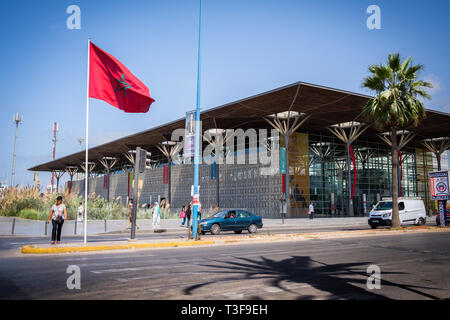 Maroc : Casablanca : les passagers dans la nouvelle gare Casa-Port inauguré en 2014 par le Roi Mohammed VI, construit par le PRAE (Anglais : Amenagement, Rec Banque D'Images