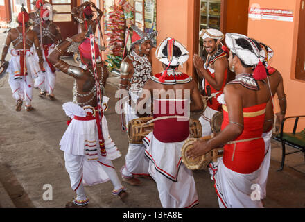 (190409) -- de Matara, le 9 avril 2019 (Xinhua) -- les gens en costumes effectuer pour célébrer l'ouverture de la nouvelle ligne de chemin de fer en gare de Matara, au Sri Lanka, le 8 avril 2019. Le gouvernement sri-lankais a déclaré lundi pour ouvrir une ligne de chemin de fer construite entre Matara et Beliatta dans la partie sud de l'île qui, espérons-le, stimuler le trafic de passagers dans le sud profond. L'extension des chemins de fer a été financé par l'Export-Import Bank of China (Exim Bank de Chine) et le contrat a été attribué à la China National Machinery Import and Export Corporation. Une grande partie de la Banque D'Images