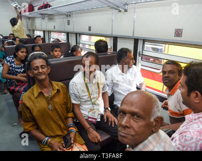 (190409) -- de Matara, le 9 avril 2019 (Xinhua) -- l'expérience passagers Matara-Beliatta la ligne de chemin de fer à la gare de Matara, au Sri Lanka, le 8 avril 2019. Le gouvernement sri-lankais a déclaré lundi pour ouvrir une ligne de chemin de fer construite entre Matara et Beliatta dans la partie sud de l'île qui, espérons-le, stimuler le trafic de passagers dans le sud profond. L'extension des chemins de fer a été financé par l'Export-Import Bank of China (Exim Bank de Chine) et le contrat a été attribué à la China National Machinery Import and Export Corporation. Une partie importante de la construction était Carrie Banque D'Images