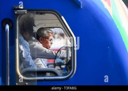 (190409) -- de Matara, le 9 avril 2019 (Xinhua) -- les techniciens vérifier avant le départ sur la ligne de chemin de fer Matara-Beliatta à la gare ferroviaire de Matara, au Sri Lanka, le 8 avril 2019. Le gouvernement sri-lankais a déclaré lundi pour ouvrir une ligne de chemin de fer construite entre Matara et Beliatta dans la partie sud de l'île qui, espérons-le, stimuler le trafic de passagers dans le sud profond. L'extension des chemins de fer a été financé par l'Export-Import Bank of China (Exim Bank de Chine) et le contrat a été attribué à la China National Machinery Import and Export Corporation. Une partie importante de la constru Banque D'Images