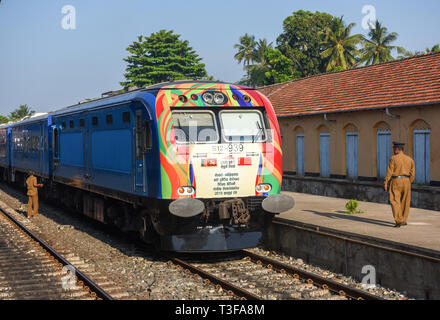 (190409) -- de Matara, le 9 avril 2019 (Xinhua) -- un train s'arrête à la gare de Matara préparer à partir pour Beliatta au Sri Lanka, le 8 avril 2019. Le gouvernement sri-lankais a déclaré lundi pour ouvrir une ligne de chemin de fer construite entre Matara et Beliatta dans la partie sud de l'île qui, espérons-le, stimuler le trafic de passagers dans le sud profond. L'extension des chemins de fer a été financé par l'Export-Import Bank of China (Exim Bank de Chine) et le contrat a été attribué à la China National Machinery Import and Export Corporation. Une grande partie de la construction a été effectuée par Banque D'Images