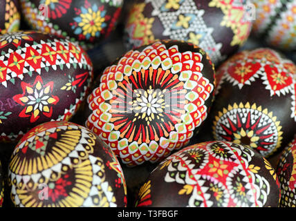 06 avril 2019, le Brandebourg, Lübbenau : oeufs de poule décoré de la technique de batik à la cire. Photo : Patrick Pleul/dpa-Zentralbild/ZB Banque D'Images