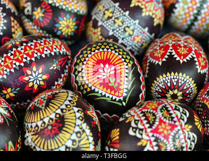 06 avril 2019, le Brandebourg, Lübbenau : oeufs de poule décoré de la technique de batik à la cire. Photo : Patrick Pleul/dpa-Zentralbild/ZB Banque D'Images