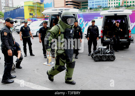 La ville de Quezon. Apr 9, 2019. Un membre de la Police nationale des Philippines dans une combinaison antibombe participe à une bombe percer à Quezon City, aux Philippines, en avril. 9, 2019. La Police nationale des Philippines (PNP) et diverses unités de sauvetage menées la perceuse pour démontrer leurs capacités à répondre à une situation de bombardement mardi. Credit : ROUELLE UMALI/Xinhua/Alamy Live News Banque D'Images