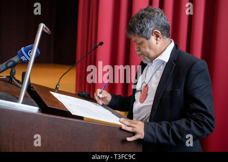 09 avril 2019, Bavaria, Munich : Gudju Gudju Fourmile, Gimuy Walubara l'ancien de l'Yidindji et chef de la communauté, les signes de la remise des documents à la cérémonie pour le rapatriement des dépouilles d'un indigène australienne dans le Musée cinq continents. Photo : Matthias Balk/dpa Banque D'Images