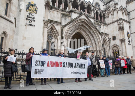 Londres, Royaume-Uni. 9 avril 2019. Des militants des droits de l'homme de Campaign Against Arms Trade (CAAT), Amnesty International UK, Human Rights Watch et Oxfam organiser une manifestation silencieuse devant la Cour royale de justice avant l'audition par la Cour d'appel de l'appel des CAAT contre un jugement de la Haute Cour en 2017 qui autorisait le gouvernement à continuer d'exporter des armes à l'Arabie Saoudite pour l'utilisation dans le Yémen. Le Royaume-Uni a accordé une licence à £5 milliards d'armes à l'Arabie depuis les attaques militaires sur le Yémen a commencé en mars 2015. Credit : Mark Kerrison/Alamy Live News Banque D'Images