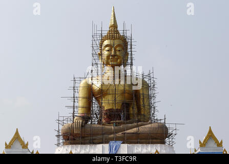 La province de Nakhon Sawan, Thaïlande. Apr 9, 2019. Un travailleur vu debout sur une gigantesque statue de Bouddha pendant la rénovation de parc bouddhiste dans la province de Nakhon Sawan, au nord de Bangkok. Credit : Chaiwat Subprasm SOPA/Images/ZUMA/Alamy Fil Live News Banque D'Images