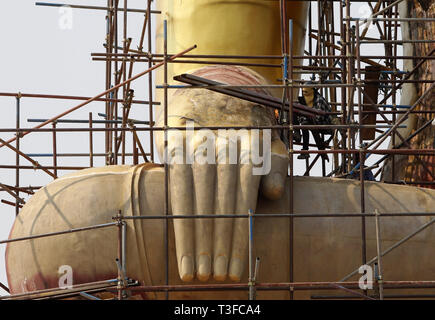 La province de Nakhon Sawan, Thaïlande. Apr 9, 2019. Un travailleur vu assis sur un échafaudage pendant la rénovation d'une statue géante de Bouddha à Parc bouddhiste dans la province de Nakhon Sawan, au nord de Bangkok. Credit : Chaiwat Subprasm SOPA/Images/ZUMA/Alamy Fil Live News Banque D'Images