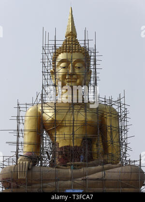 La province de Nakhon Sawan, Thaïlande. Apr 9, 2019. Un travailleur vu debout sur une gigantesque statue de Bouddha pendant la rénovation de parc bouddhiste dans la province de Nakhon Sawan, au nord de Bangkok. Credit : Chaiwat Subprasm SOPA/Images/ZUMA/Alamy Fil Live News Banque D'Images