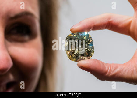 Londres, Royaume-Uni. 9Th avr 2019. Un vieux jaune fantaisie diamant taille coussin de 118.05 carats (estimation : CHF/USD 2 500 000 - 3 500 000) - Un essai de Genève de magnifiques bijoux vente aux enchères chez Christie's Londres. La vente aux enchères aura lieu le 15 mai. Crédit : Guy Bell/Alamy Live News Banque D'Images