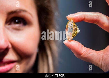 Londres, Royaume-Uni. 9Th avr 2019. Un vieux jaune fantaisie diamant taille coussin de 118.05 carats (estimation : CHF/USD 2 500 000 - 3 500 000) - Un essai de Genève de magnifiques bijoux vente aux enchères chez Christie's Londres. La vente aux enchères aura lieu le 15 mai. Crédit : Guy Bell/Alamy Live News Banque D'Images