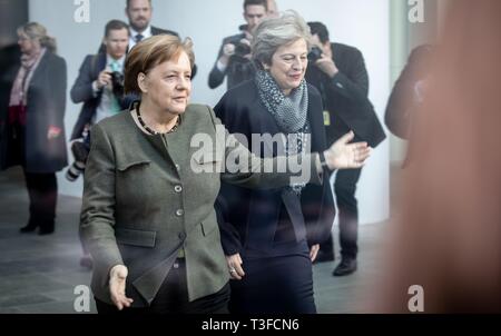 09 avril 2019, Berlin : la chancelière allemande Angela Merkel (L) se félicite le Premier ministre britannique Theresa peut à la Chancellerie fédérale. Réunion de mai est ses homologues à Berlin et Paris pour Brexit parle, un jour avant qu'elle est en raison de demander un autre délai au Brexit processus à une urgence du sommet de l'UE. Photo : Kay Nietfeld/dpa Banque D'Images