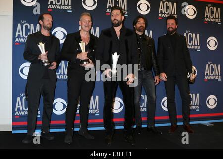 Las Vegas, NV, USA. Apr 7, 2019. Trevor Rosen, Brad Tursi, Matthew Ramsey, Geoff cintrées, vendeurs de Pentecôte, la Old Dominion dans la salle de presse pour 54e Academy of Country Music (ACM) Awards - Salle de presse, MGM Grand Garden Arena, Las Vegas, NV, le 7 avril 2019. Credit : Priscilla Grant/Everett Collection/Alamy Live News Banque D'Images