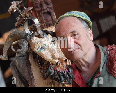 Golzow, Allemagne. Le 08 Avr, 2019. Streisand romain, musicien et artiste, enregistrée sur son Kulturhof. Le monastère de Pâques Festival en avant du fond de monastère de Chorin est devenu une institution et pour de nombreuses familles une excursion doit les jours fériés. Cette année, il y a la 30e édition. Il a été inventé par Roman Streisand, qui tire toujours les cordes avec son pilwut "bande médiéval'. Crédit : Patrick Pleul/dpa-Zentralbild/ZB/dpa/Alamy Live News Banque D'Images