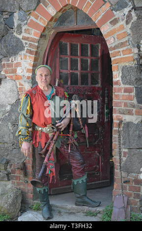 Golzow, Allemagne. Le 08 Avr, 2019. Streisand romain, musicien et artiste, se dresse avec une cornemuse sur son Kulturhof. Le monastère de Pâques Festival en avant du fond de monastère de Chorin est devenu une institution et pour de nombreuses familles une excursion doit les jours fériés. Cette année, il y a la 30e édition. Il a été inventé par Roman Streisand, qui tire toujours les cordes avec son pilwut "bande médiéval'. Crédit : Patrick Pleul/dpa-Zentralbild/ZB/dpa/Alamy Live News Banque D'Images