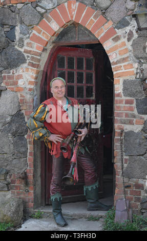 Golzow, Allemagne. Le 08 Avr, 2019. Streisand romain, musicien et artiste, se dresse avec une cornemuse sur son Kulturhof. Le monastère de Pâques Festival en avant du fond de monastère de Chorin est devenu une institution et pour de nombreuses familles une excursion doit les jours fériés. Cette année, il y a la 30e édition. Il a été inventé par Roman Streisand, qui tire toujours les cordes avec son pilwut "bande médiéval'. Crédit : Patrick Pleul/dpa-Zentralbild/ZB/dpa/Alamy Live News Banque D'Images