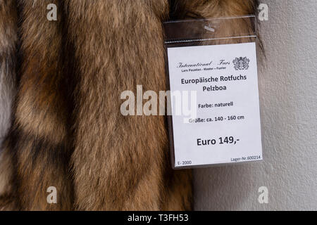 05 avril 2019, le Schleswig-Holstein, Neumünster : une étiquette avec l'inscription 'Renard roux européen Pelzboa' se bloque sur une fourrure véritable à la foire "Outdoor 2019 Chasse & Nature". Photo : Frank Molter/dpa Banque D'Images