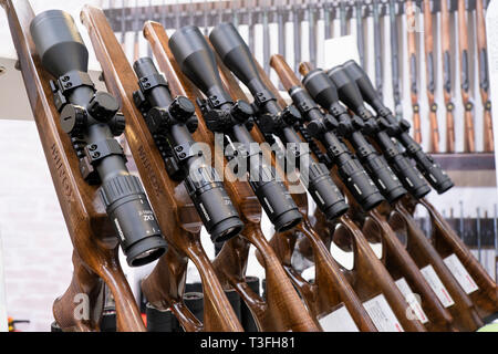 05 avril 2019, le Schleswig-Holstein, Neumünster : Rifle scopes pour fusils de chasse sera présenté lors d'un stand d'exposant au "Outdoor 2019 Jagd & Natur' trade fair. Photo : Frank Molter/dpa Banque D'Images