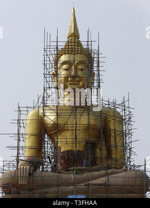 La province de Nakhon Sawan, Thaïlande. Apr 9, 2019. Un travailleur vu debout sur une gigantesque statue de Bouddha pendant la rénovation de parc bouddhiste dans la province de Nakhon Sawan, au nord de Bangkok. Credit : Chaiwat Subprasm SOPA/Images/ZUMA/Alamy Fil Live News Banque D'Images