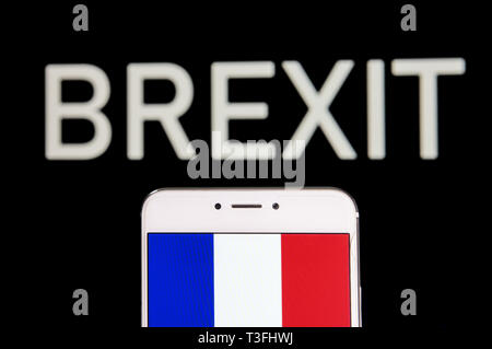 Hong Kong. 5ème apr 2019. Sur cette photo, l'illustration d'un drapeau de la République française est vu sur un appareil mobile Android avec un Brexit message dans l'arrière-plan. Budrul Chukrut Crédit : SOPA/Images/ZUMA/Alamy Fil Live News Banque D'Images
