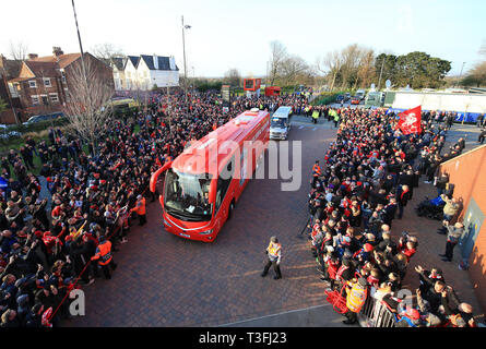 Anfield, Liverpool, Royaume-Uni. Apr 9, 2019. Ligue des Champions de football, quart de finale 1ère manche, Liverpool contre le FC Porto, Liverpool et Porto fans entourent l'entrée à l'entraîneur que l'entrée de l'équipe Liverpool bus arrive avant le match : Action Crédit Plus Sport/Alamy Live News Banque D'Images