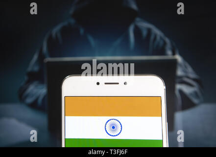 Hong Kong. 5ème apr 2019. Sur cette photo, l'illustration d'une république de l'Inde drapeau est vu sur un appareil mobile Android avec une figure de hacker dans l'arrière-plan. Budrul Chukrut Crédit : SOPA/Images/ZUMA/Alamy Fil Live News Banque D'Images