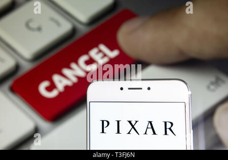 Hong Kong. 5ème apr 2019. Sur cette photo, l'illustration d'un studio de cinéma d'animation par ordinateur américain administré par Disney, Pixar, le logo est vu sur un appareil mobile Android avec une touche d'ordinateur qui dit annuler. Budrul Chukrut Crédit : SOPA/Images/ZUMA/Alamy Fil Live News Banque D'Images