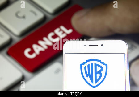 Hong Kong. 5ème apr 2019. Sur cette photo, l'illustration d'un studio de cinéma, de la production et distribution de films company logo Warner Bros est vu sur un appareil mobile Android avec une touche d'ordinateur qui dit annuler. Budrul Chukrut Crédit : SOPA/Images/ZUMA/Alamy Fil Live News Banque D'Images