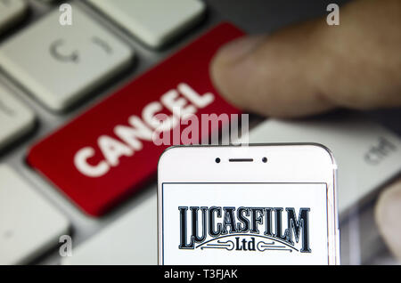 Hong Kong. 5ème apr 2019. Sur cette photo, une illustration de la production cinématographique et télévisuelle américaine et l'étiquette administré par Disney, le logo Lucasfilm est vu sur un appareil mobile Android avec une touche d'ordinateur qui dit annuler. Budrul Chukrut Crédit : SOPA/Images/ZUMA/Alamy Fil Live News Banque D'Images