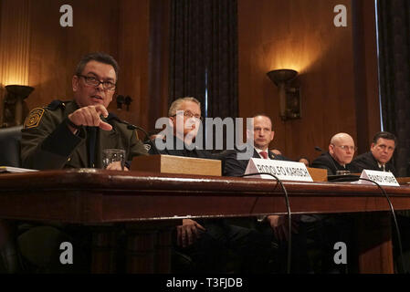 Washington DC, USA. 09 avr, 2019. De gauche à droite : Rodolfo Karisch, chef du Secteur de la vallée du Rio Grande, l'agent de patrouille US Border Patrol, l'US Customs and Border Protection, Département de la sécurité intérieure ; Randy Howe, directeur exécutif des opérations.Office des opérations de terrain, la US Customs and Border Protection, Département de la sécurité intérieure ; Timothy Tubbs, sous-Agent spécial responsable- Laredo, Texas, Homeland Security Investigations, US Immigration and Customs Enforcement, Département de la sécurité intérieure ; commandant Jonathan White, PH.D., directeur adjoint, USPH Crédit : ZUMA Press, JE Banque D'Images