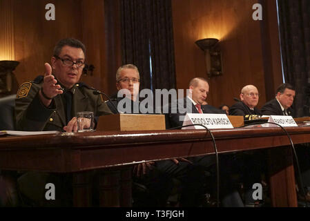 Washington DC, USA. 09 avr, 2019. De gauche à droite : Rodolfo Karisch, chef du Secteur de la vallée du Rio Grande, l'agent de patrouille US Border Patrol, l'US Customs and Border Protection, Département de la sécurité intérieure ; Randy Howe, directeur exécutif des opérations.Office des opérations de terrain, la US Customs and Border Protection, Département de la sécurité intérieure ; Timothy Tubbs, sous-Agent spécial responsable- Laredo, Texas, Homeland Security Investigations, US Immigration and Customs Enforcement, Département de la sécurité intérieure ; commandant Jonathan White, PH.D., directeur adjoint, USPH Crédit : ZUMA Press, JE Banque D'Images