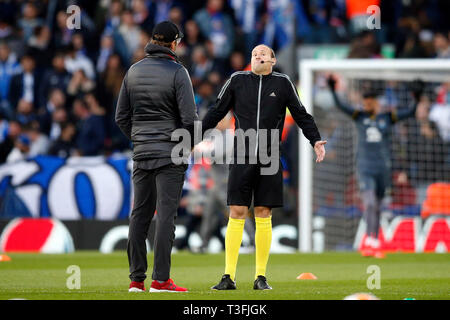 Liverpool, Royaume-Uni. 09 avr, 2019. Manager de Liverpool Jurgen Klopp Mateu Lahoz parle à l'arbitre avant le quart de finale de la Ligue des Champions premier match de jambe entre Liverpool et Porto à Anfield le 16 avril 2019 à Liverpool, en Angleterre. Credit : PHC Images/Alamy Live News Banque D'Images