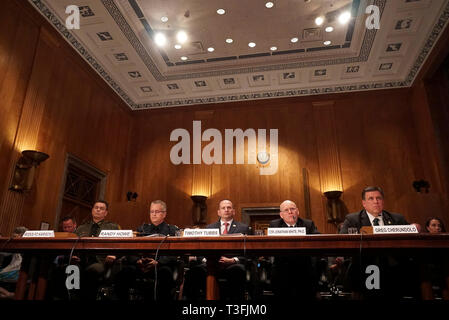 Washington DC, USA. 09 avr, 2019. De gauche à droite : Rodolfo Karisch, chef du Secteur de la vallée du Rio Grande, l'agent de patrouille US Border Patrol, l'US Customs and Border Protection, Département de la sécurité intérieure ; Randy Howe, Directeur Exécutif Bureau des opérations pour des opérations de terrain, la US Customs and Border Protection, Département de la sécurité intérieure ; Timothy Tubbs, sous-Agent spécial responsable- Laredo, Texas, Homeland Security Investigations, US Immigration and Customs Enforcement, Département de la sécurité intérieure ; commandant Jonathan White, PH.D., directeur adjoint, USPH for Children's Progra Banque D'Images