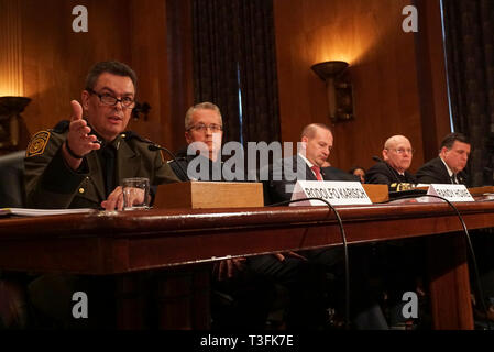Washington DC, USA. 09 avr, 2019. De gauche à droite : Rodolfo Karisch, chef du Secteur de la vallée du Rio Grande, l'agent de patrouille US Border Patrol, l'US Customs and Border Protection, Département de la sécurité intérieure ; Randy Howe, Directeur Exécutif Bureau des opérations pour des opérations de terrain, la US Customs and Border Protection, Département de la sécurité intérieure ; Timothy Tubbs, sous-Agent spécial responsable- Laredo, Texas, Homeland Security Investigations, US Immigration and Customs Enforcement, Département de la sécurité intérieure ; commandant Jonathan White, PH.D., directeur adjoint, USPH for Children's Progra Banque D'Images