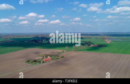 Brandenburg, Allemagne. Le 08 Avr, 2019. 09 avril 2019, le Brandebourg, Golzow : lâche entre les fermes individuelles large champs de l'Oderbruch (photographie aérienne avec un bourdon). L'Oderbruch est maintenant devenu un programme à la Musée de l'Oderbruch Altranft (OMA). C'est pourquoi les décideurs politiques l'appeler OMA de confiance en soi. L'installation est actuellement en cours de remaniement jusqu'en 2020. Cette année, l'accent est mis sur l'intégration de la culture dans le plus grand fleuve endigués polder. Ceux qui dans l'avis de l'Oderbruch aura inévitablement des fermes : permanent individuellement des exploitations agricoles, qui prends comme les îles de grande fie Banque D'Images