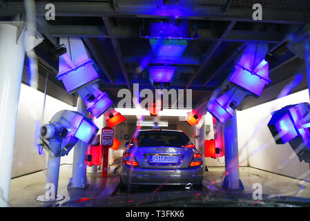 Dusseldorf, Allemagne. 09 avr, 2019. Une voiture est garée dans un lave-auto après le cycle de lavage dans la zone de séchage à air chaud. Dpa : Crédit photo alliance/Alamy Live News Banque D'Images